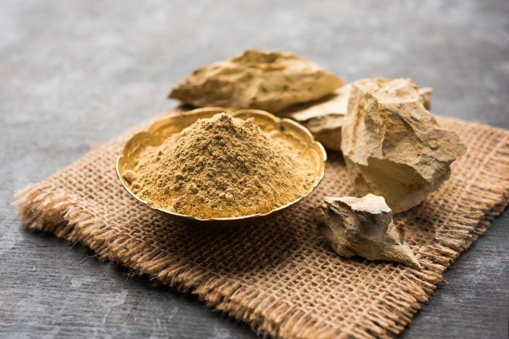 Multani mitti powder and rock. Image source: iStock