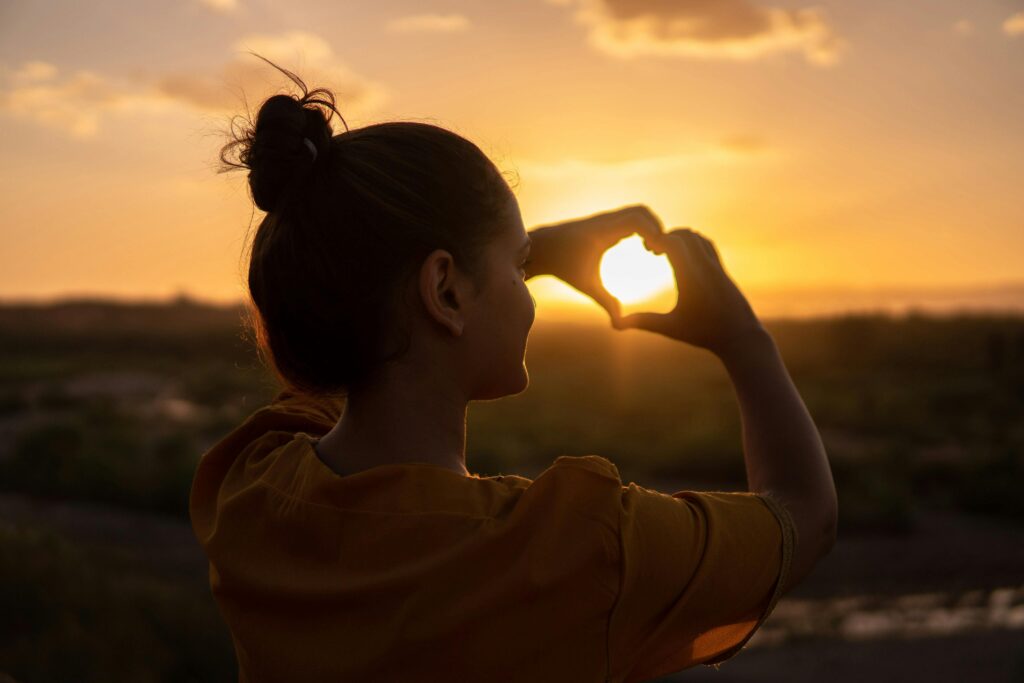 girl practicing self love. image source: pexels
