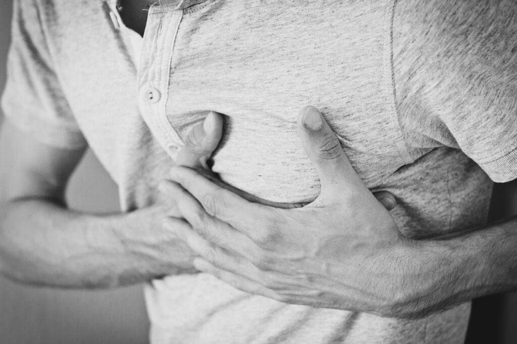 man suffering rapid heartbeat due to october heat. image source : pexels