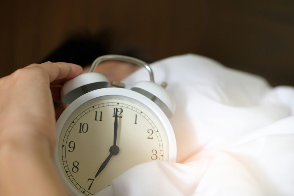 morning alarm for wake-up early. image source: pexels