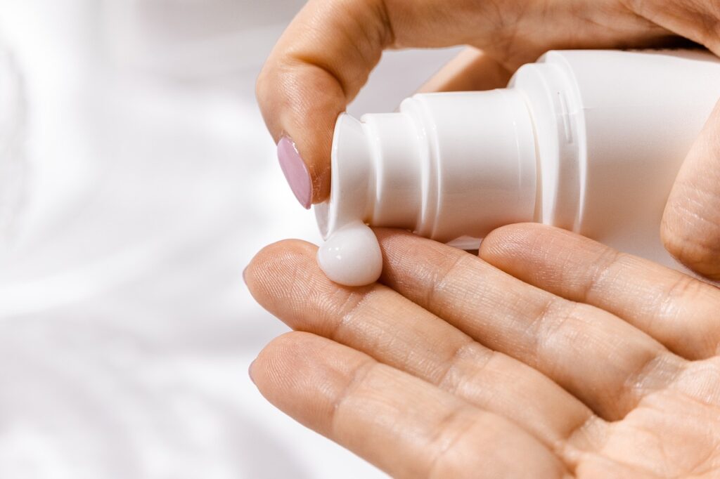 sunscreen taking on hand in winter. image source-pixabay